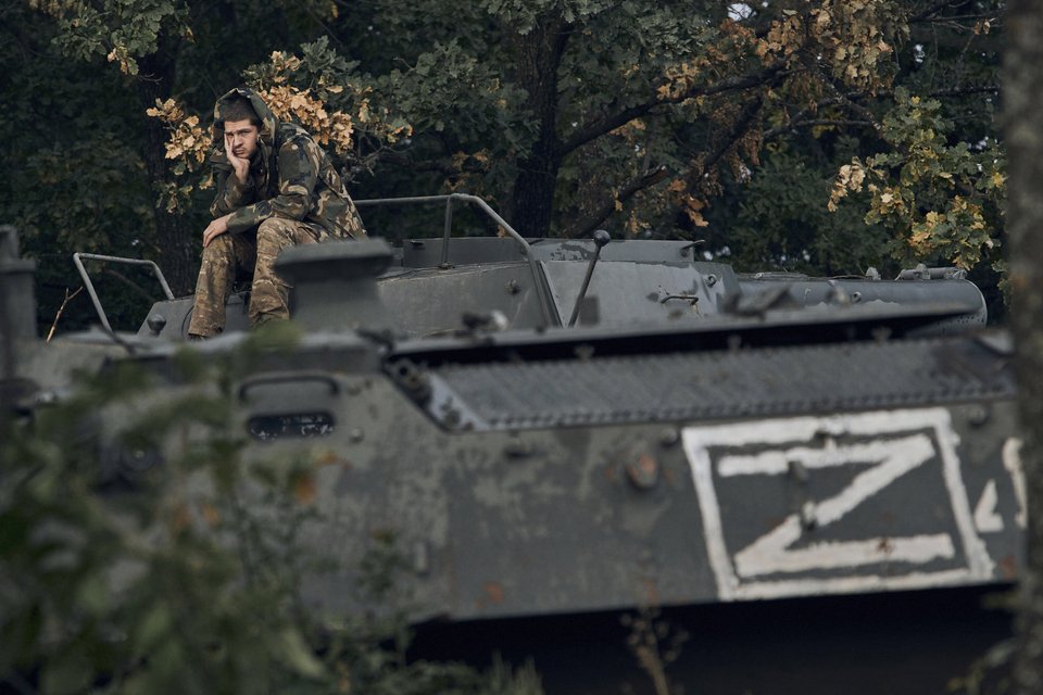 Ουκρανός στρατιώτης πάνω σε παρατημένο από τους Ρώσους τεθωρακισμένο