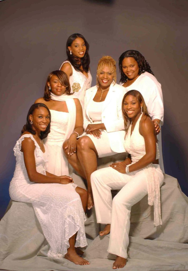 Lyndrea Price, Oracene Price, Isha Price, Serena Williams, Venus Williams και Yetunde Price ποζάρουν για ένα πορτρέτο στο Λος Άντζελες της Καλιφόρνια. (Φωτογραφία από τον Harry Langdon/Getty Images)