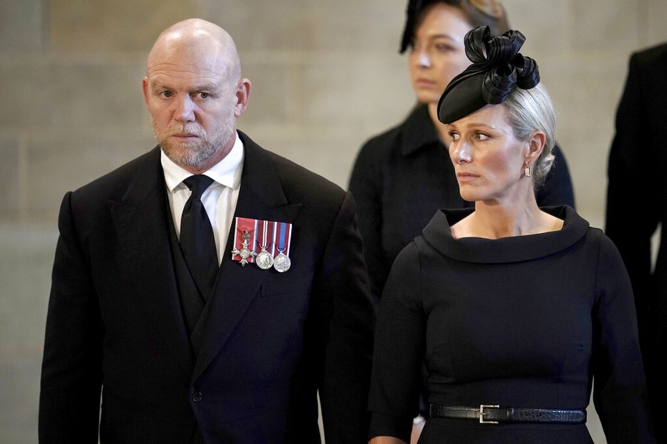 Η Zara Tindall και ο σύζυγός της Mike Tindall υποβάλλουν τα σέβη τους στη βασίλισσα Ελισάβετ Β'