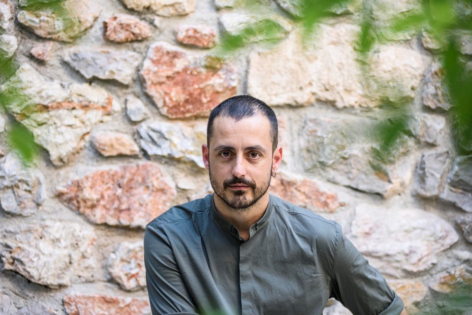 «Ενας ήχος είναι το ερέθισμα για το έργο που ετοιμάζω για το 2025, ένα ποιητικό παραλήρημα που άκουσα κάποτε» αποκαλύπτει στο iefimerida o Xρήστος Παπαδόπουλος / Eleni Giounanli.