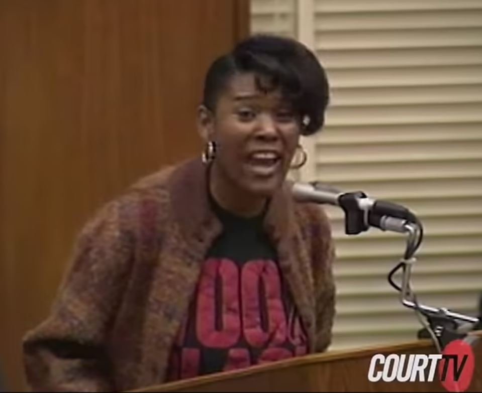 Η αδελφή ενός από τα θύματα του Τζέφρι Ντάμερ, οποία ούρλιαζε στον κατά συρροή δολοφόνο στο δικαστήριο κατηγόρησε το Netflix για την αναπαράσταση της κατάρρευσής της