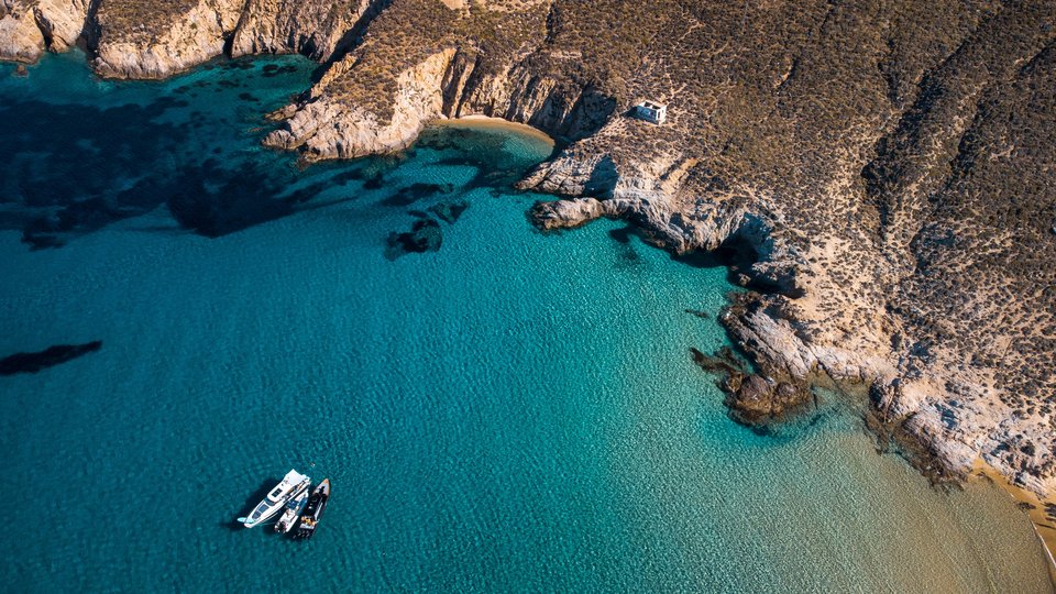 Οι δαντελένιες ακτές του νησιού φωτογραφημένες από ψηλά - Φωτογραφία: Anastasia Dimitriadi/Unsplash