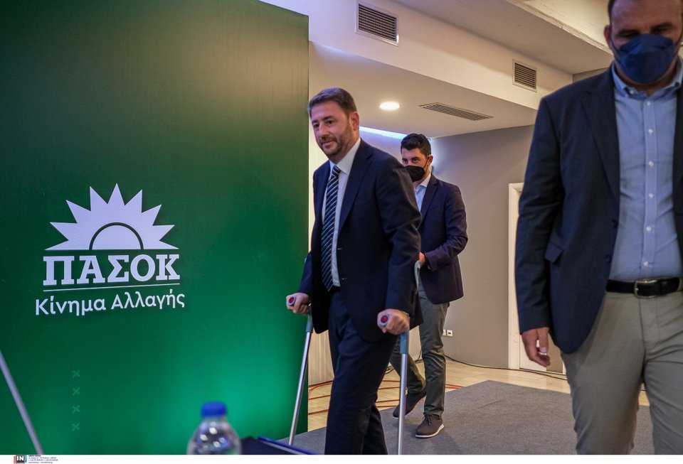 Ο Νίκος Ανδρουλάκης, με πατερίτσες, μπαίνει στη συνέντευξη Τύπου -Φωτογραφία: Intimenews/ΧΗΡΑΣ ΑΧΙΛΛΕΑΣ