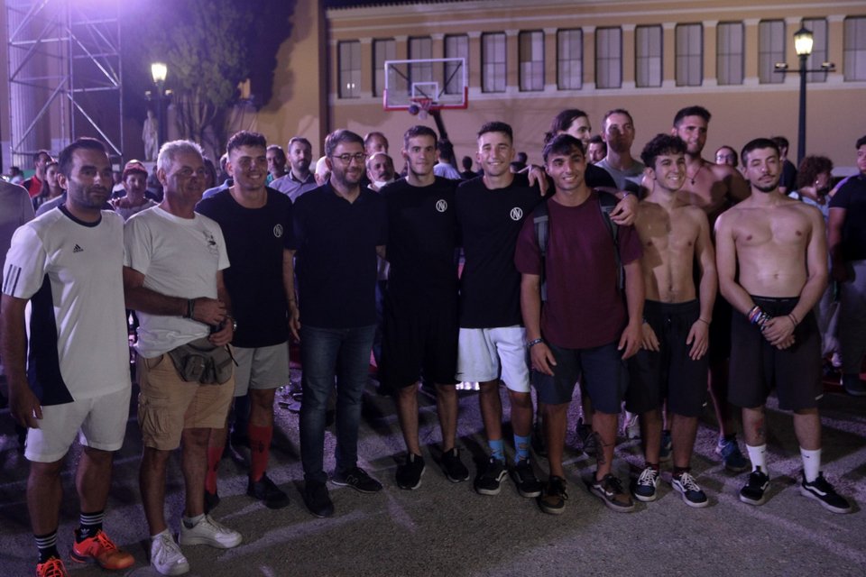 Ο Νίκος Ανδρουλάκης φωτογραφήθηκε και έπαιξε μπάσκετ στις εκδηλώσεις του ΠΑΣΟΚ στο Ζάππειο / Φωτογραφία: ΧΡΗΣΤΟΣ ΜΠΟΝΗΣ/Eurokinissi