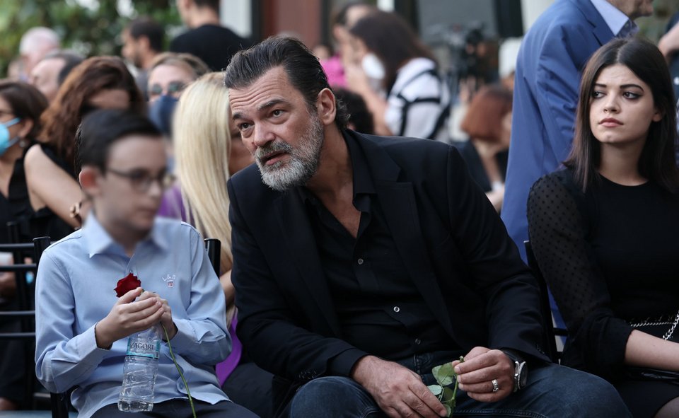 Ο Κωνσταντίνος Καζάκος με τα δύο του παιδιά, Ιάσονα και Τζένη / Φωτογραφία: Intime-ΛΙΑΚΟΣ ΓΙΑΝΝΗΣ