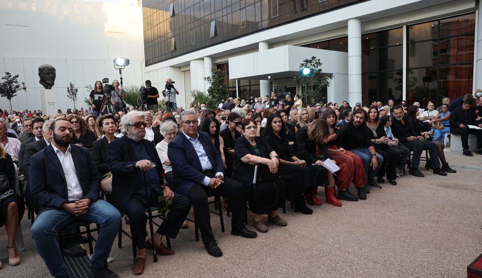 Δημήτρης Κουτσούμπας και Αλέκα Παπαρήγα μαζί με την οικογένεια του Κώστα Καζάκου στην πρώτη σειρά της τελετής / Φωτογραφία: Intime-ΛΙΑΚΟΣ ΓΙΑΝΝΗΣ