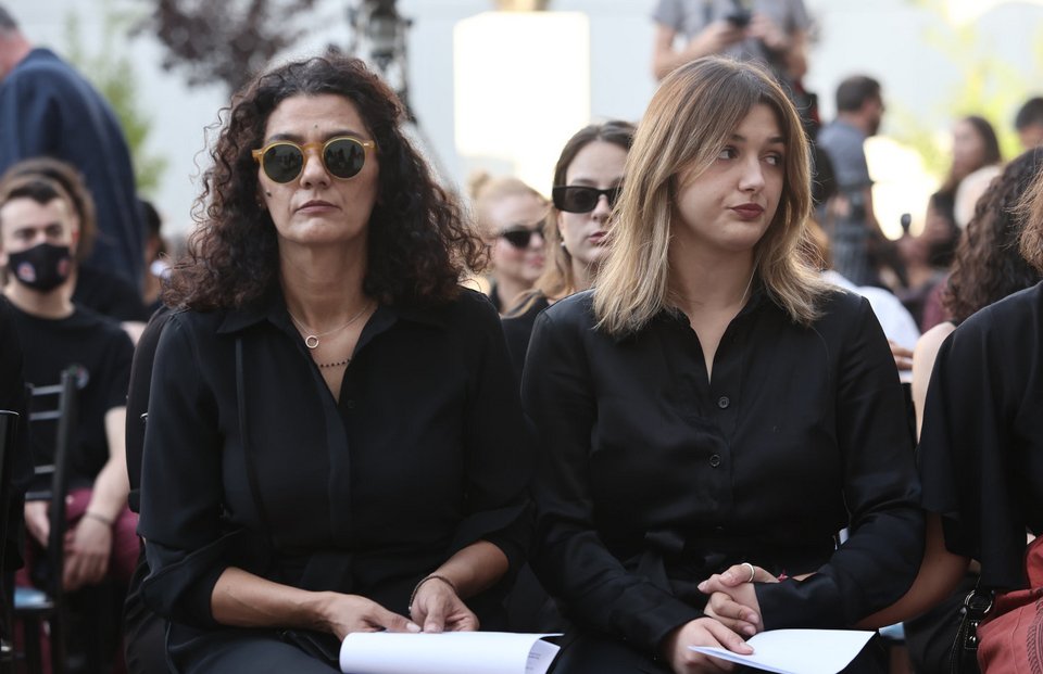 Η σύζυγος του Κώστα Καζάκου, Τζένη Κόλλια, με τη μία από τις κόρες τους / Φωτογραφία: Intime-ΛΙΑΚΟΣ ΓΙΑΝΝΗΣ