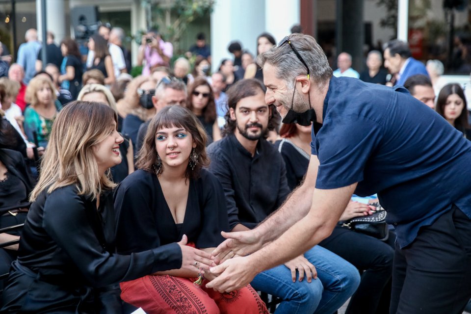 Ο ηθοποιός Αλέξανδρος Μπουρδούμης χαιρετά τα παιδιά του Κώστα Καζάκου και της Τζένης Κόλλια / Φωτογραφία: ΓΙΑΝΝΗΣ ΠΑΝΑΓΟΠΟΥΛΟΣ-EUROKINISSI