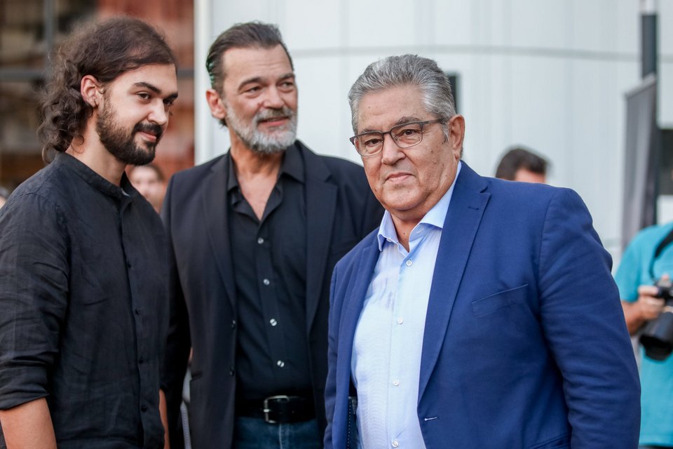Ο γενικός γραμματέας της Κεντρικής Επιτροπής του ΚΚΕ, Δημήτρης Κουτσούμπας, με τους γιους του Κώστα Καζάκου, Κωνσταντίνο και Αλέξανδρο / Φωτογραφία: ΓΙΑΝΝΗΣ ΠΑΝΑΓΟΠΟΥΛΟΣ-EUROKINISSI