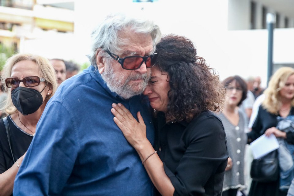 Ο πολύ καλός φίλος του Κώστα Καζάκου, ο ηθοποιός Άγγελος Αντωνόπουλος, με την Τζένη Κόλλια / Φωτογραφία: ΓΙΑΝΝΗΣ ΠΑΝΑΓΟΠΟΥΛΟΣ-EUROKINISSI