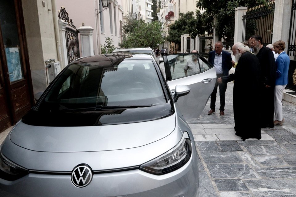 Δωρεά ηλεκτρικού αυτοκινήτου στην Αρχιεπισκοπή