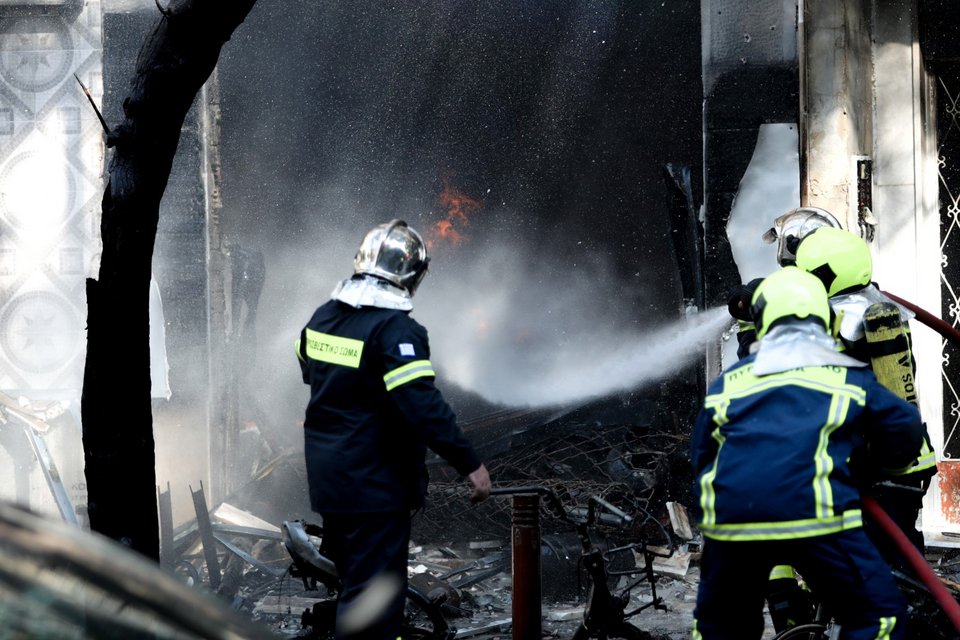 Πυροσβέστες επιχειρούν στη φωτιά στην Αχαρνών - Φωτογραφία: ΠΑΝΑΓΟΠΟΥΛΟΣ ΓΙΑΝΝΗΣ/EUROKINISSI