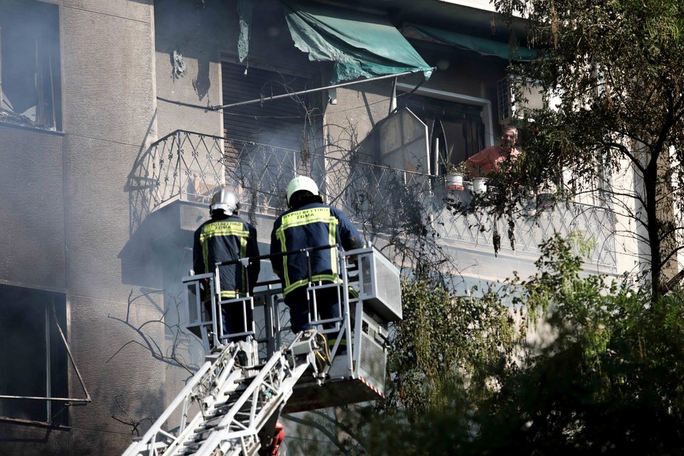 Πυροσβέστες σε γερανό επιχειρούν στη φωτιά στην Αχαρνών - Φωτογραφία: ΠΑΝΑΓΟΠΟΥΛΟΣ ΓΙΑΝΝΗΣ/EUROKINISSI