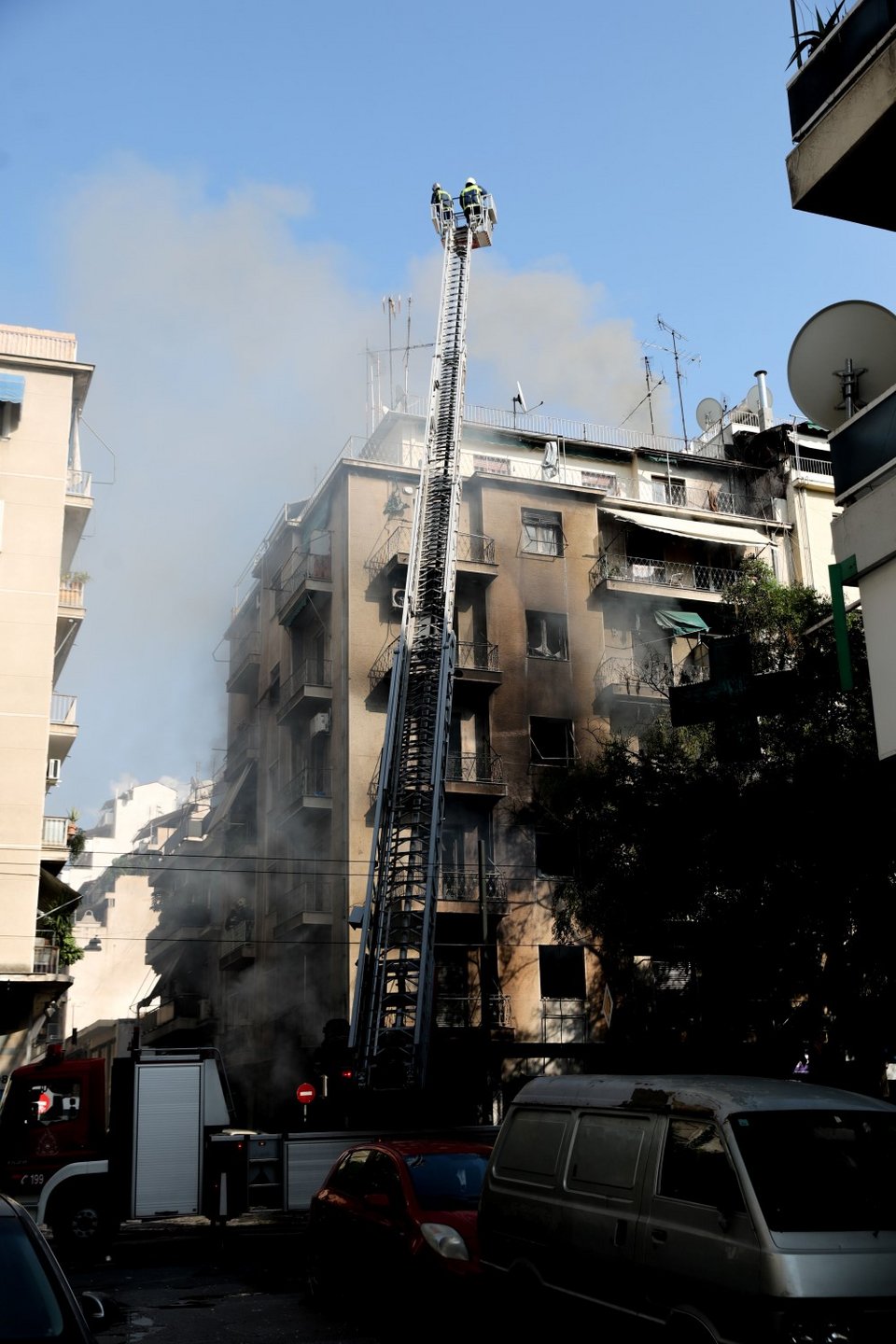 Πυροσβέστες σε γερανό επιχειρούν στη φωτιά στην Αχαρνών - Φωτογραφία: ΠΑΝΑΓΟΠΟΥΛΟΣ ΓΙΑΝΝΗΣ/EUROKINISSI