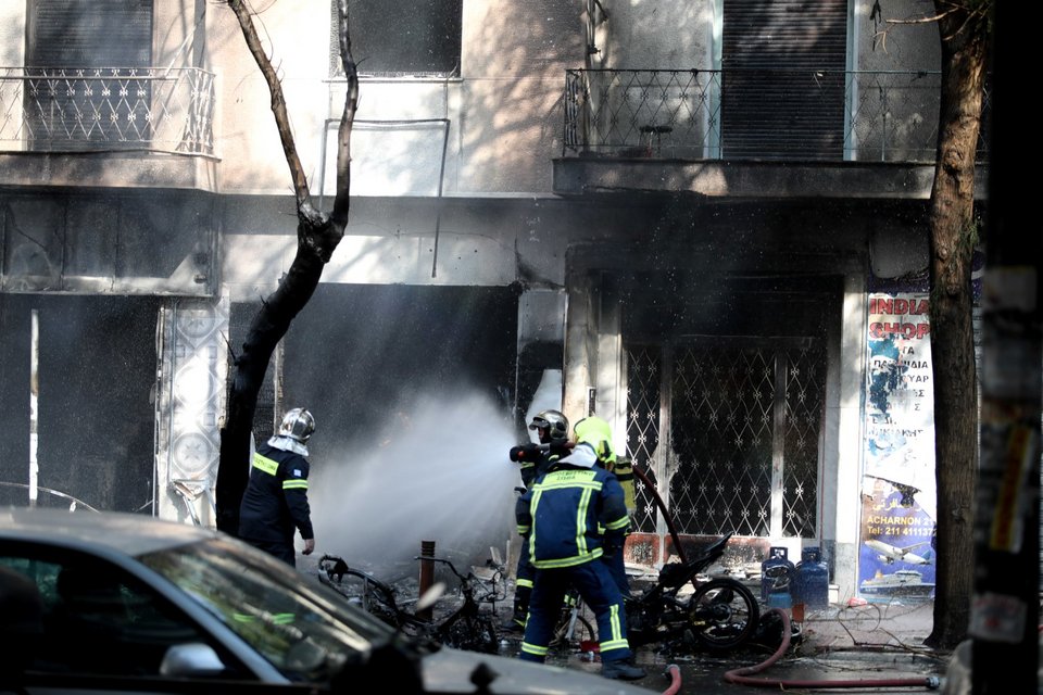 Πυροσβέστες επιχειρούν στη φωτιά στην Αχαρνών - Φωτογραφία: ΠΑΝΑΓΟΠΟΥΛΟΣ ΓΙΑΝΝΗΣ/EUROKINISSI
