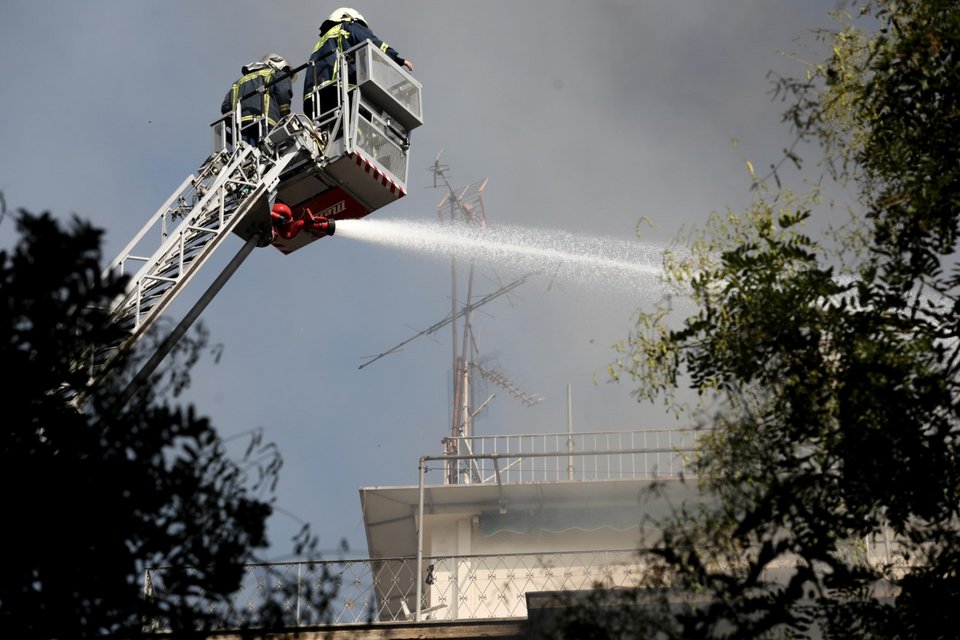 Πυροσβέστες σε γερανό επιχειρούν στη φωτιά στην Αχαρνών - Φωτογραφία: ΠΑΝΑΓΟΠΟΥΛΟΣ ΓΙΑΝΝΗΣ/EUROKINISSI