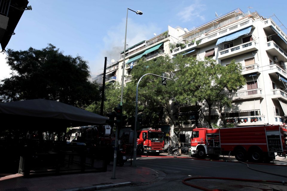 Πυροσβεστικά οχήματα για να σβήσουν τη φωτιά στην Αχαρνών - Φωτογραφία: ΠΑΝΑΓΟΠΟΥΛΟΣ ΓΙΑΝΝΗΣ/EUROKINISSI