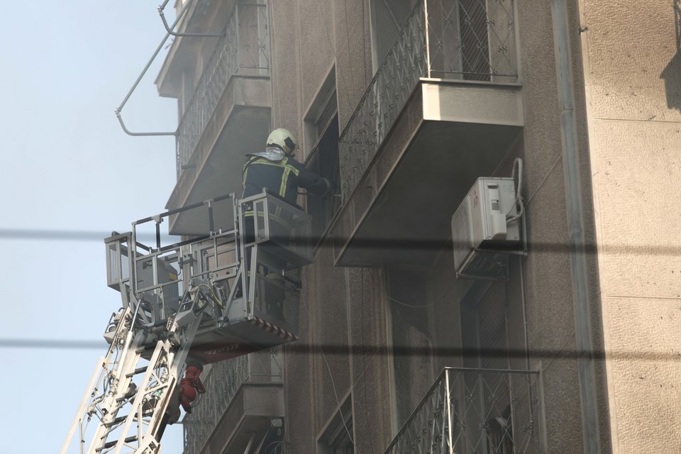 Πυροσβέστες με κλίμακα απεγκλωβίζουν ενοίκους της πολυκατοικίας στην Αχαρνών- Φωτογραφία:ΠΑΝΑΓΟΠΟΥΛΟΣ ΓΙΑΝΝΗΣ/EUROKINISSI