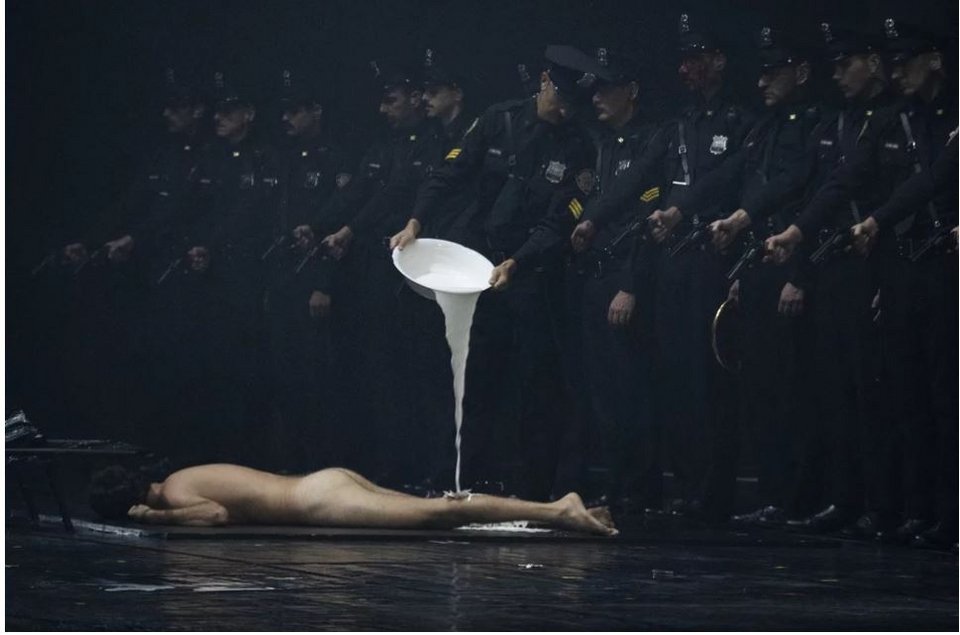 Ένας γυμνός αστυνομικός ξυλοκοπείται από τους συναδέλφους του στην παράσταση Bros/ Jean_Michel_Blasco