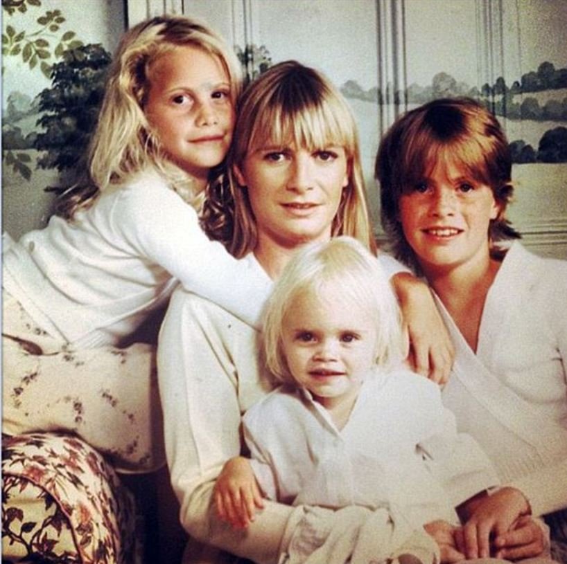 Η Cara Delevingne σε μια οικογενειακή φωτογραφία, όταν ήταν παιδί με τις αδελφές της Poppy και Chloe