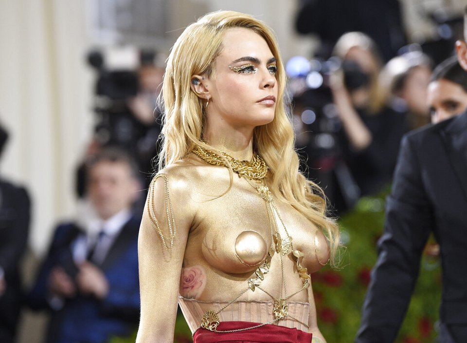 Η Cara Delevingne στο φιλανθρωπικό γκαλά του Ινστιτούτου Κοστουμιών του Μητροπολιτικού Μουσείου Τέχνης