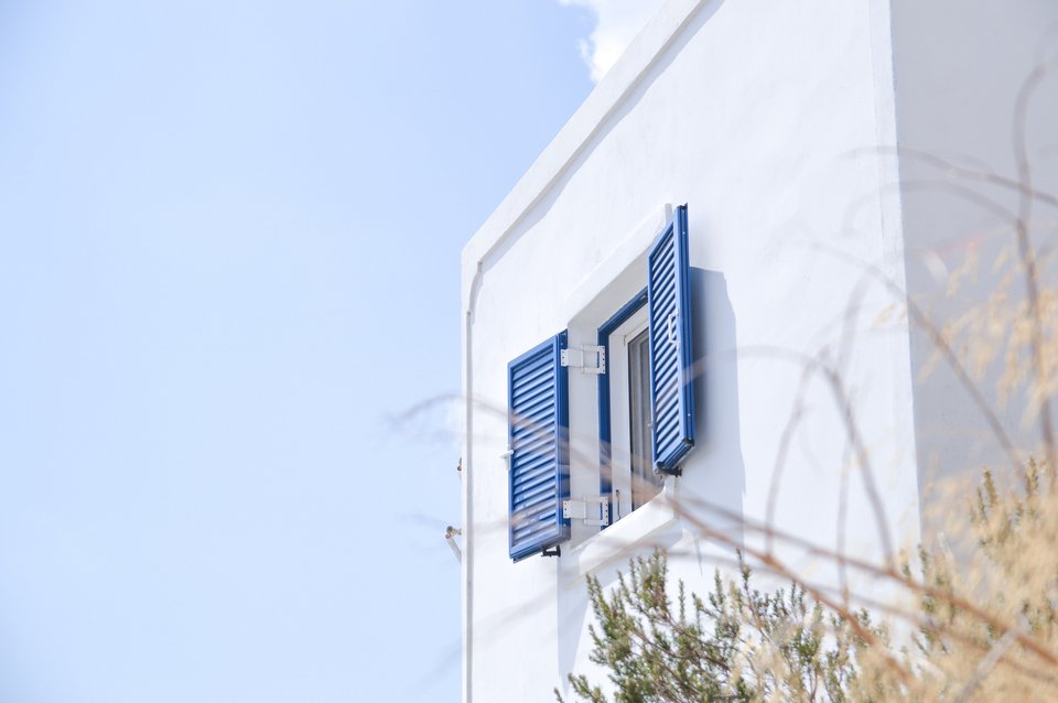 Δροσερά δωμάτια γεμάτα βιβλία: O παράδεισος υπάρχει και βρίσκεται στις Κυκλάδες - Φωτογραφία: Christos Andriopoulos/Unsplash