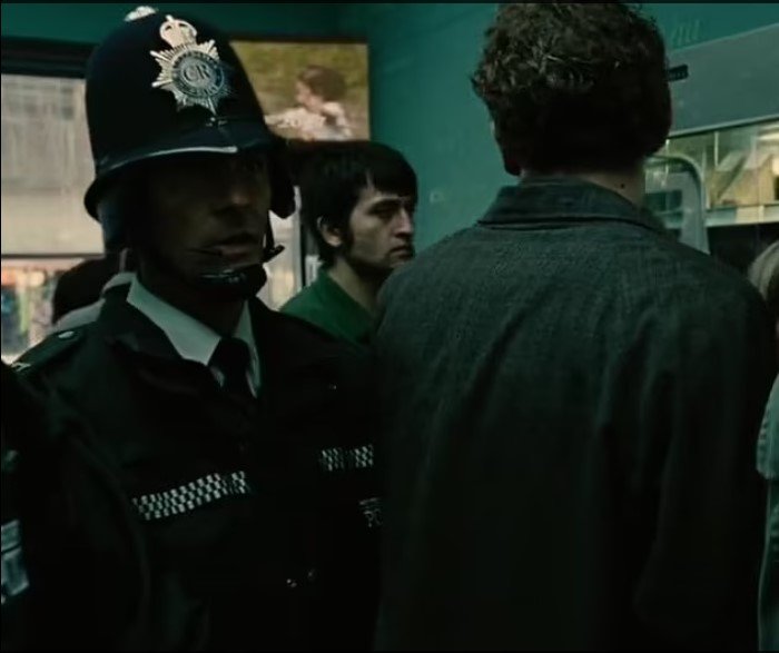 Το σύμβολο «CR» στο κράνος, «Clive Owen Children of Men» / Φωτογραφία από DAILY MAIL