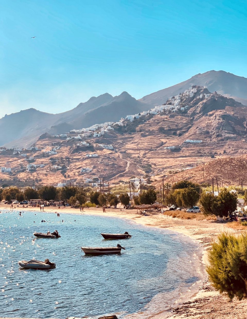 Το νησί φημίζεται για τις παραλίες και τα υπέροχα καταγάλανα νερά - Φωτογραφία: Despina Galani/Unsplash