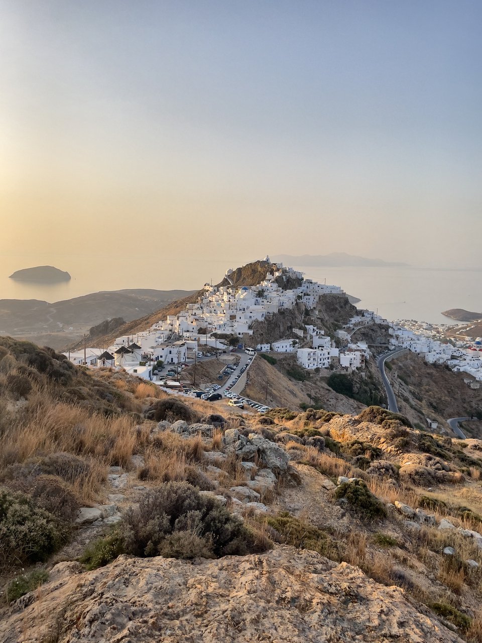 Η Χώρα του νησιού είναι χτισμένη αμφιθεατρικά στον βράχο στο πρότυπο μεσαιωνικού οχυρωμένου οικισμού - Φωτογραφία: Despina Galani/Unsplash