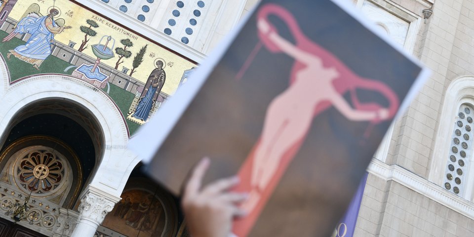 Διαμαρτυρία έξω από τη Μητρόπολη για τις αμβλώσεις/ Φωτογραφία: EUROKINISSI