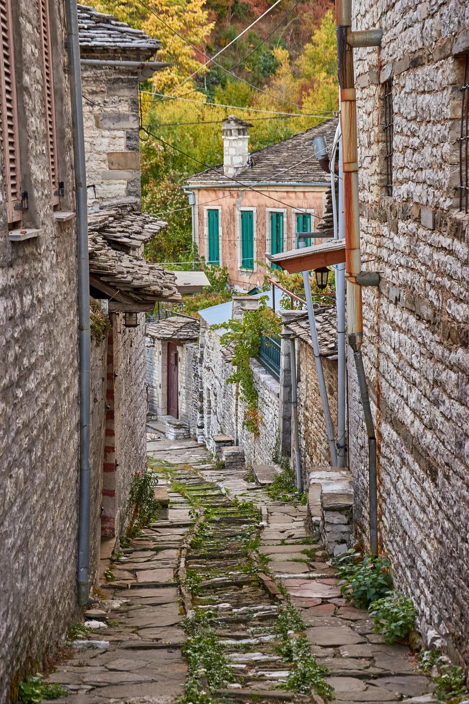 Όμορφο τοπίο από το γραφικό χωριό Δίλοφο με τα αρχιτεκτονικά παραδοσιακά παλιά κτίρια που βρίσκονται στο όρος Τύμφη, Ζαγόρι