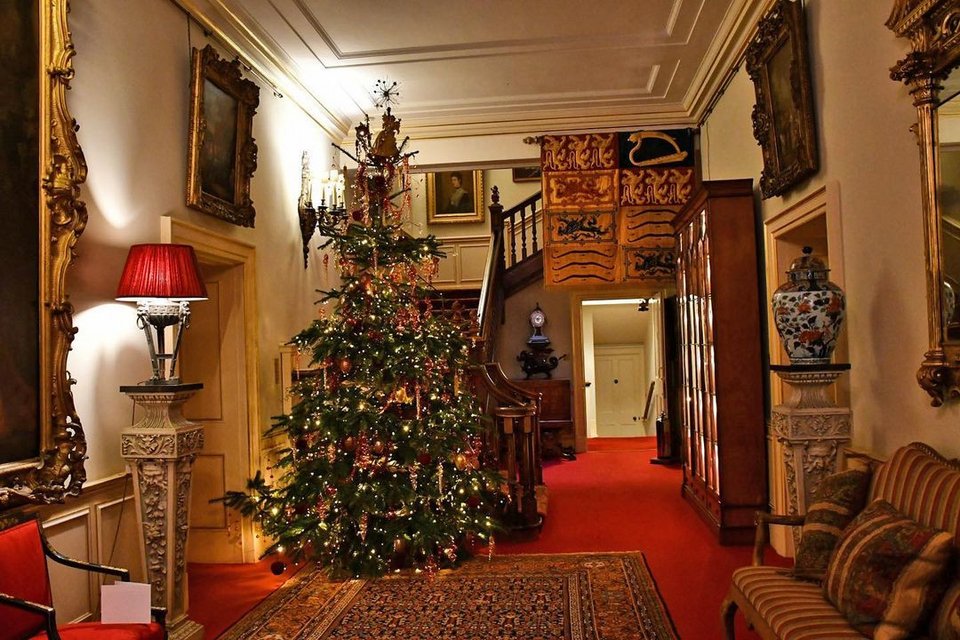 H είσοδος στο Clarence House σε μια χριστουγεννιάτικη εκδοχή.