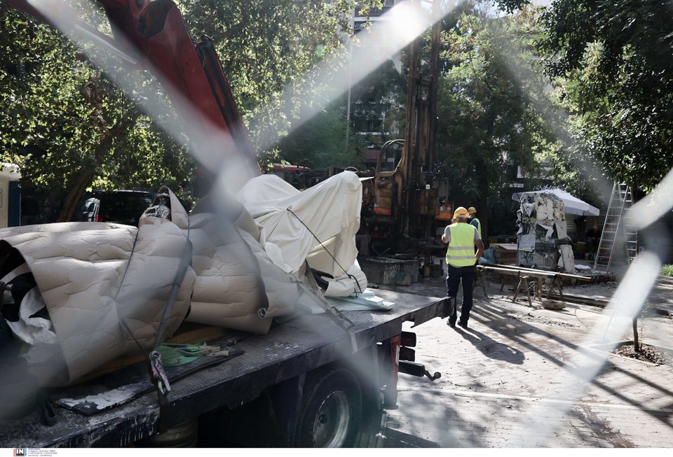 Το άγαλμα που μετακινείται από την πλατεία Εξαρχείων λόγω εργασιών για το σταθμό του μετρό / Φωτογραφία: Intime