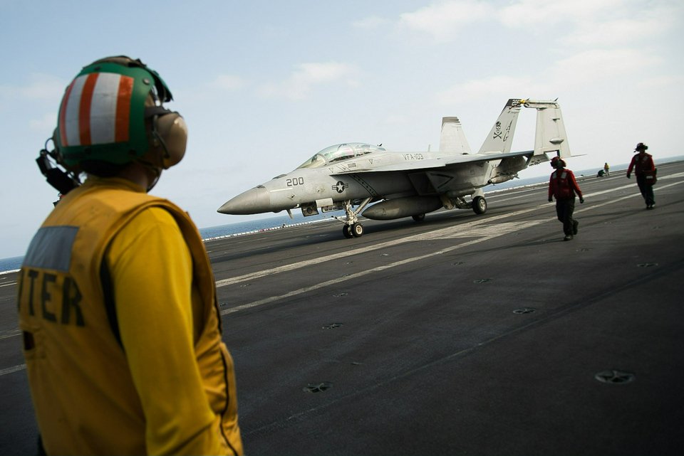Αμερικανικό μαχητικό F-18 σε αεροπλανοφόρο