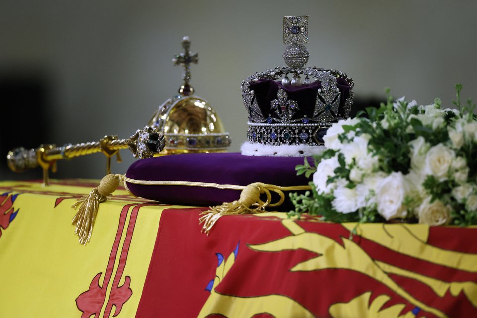 Το φέρετρο της βασίλισσας Ελισάβετ με το στέμμα και το σκήπτρο της