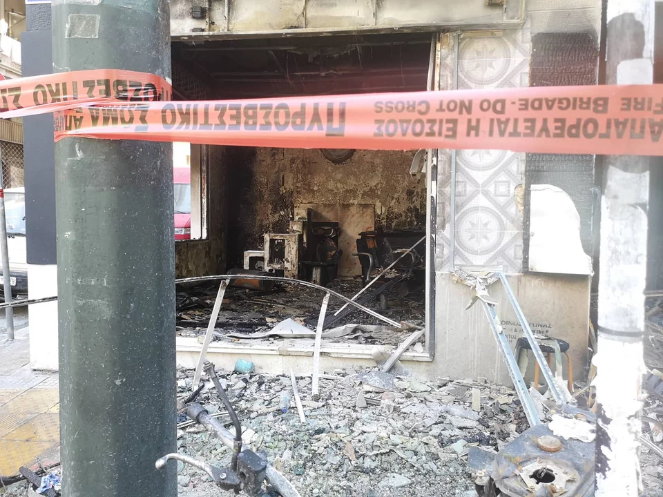 Acharnon: A doua zi după marele incendiu dintr-o clădire - Peisaj bombardat și imagini de distrugere Acharnon: A doua zi după marele incendiu dintr-o clădire - Peisaj bombardat și imagini de distrugere