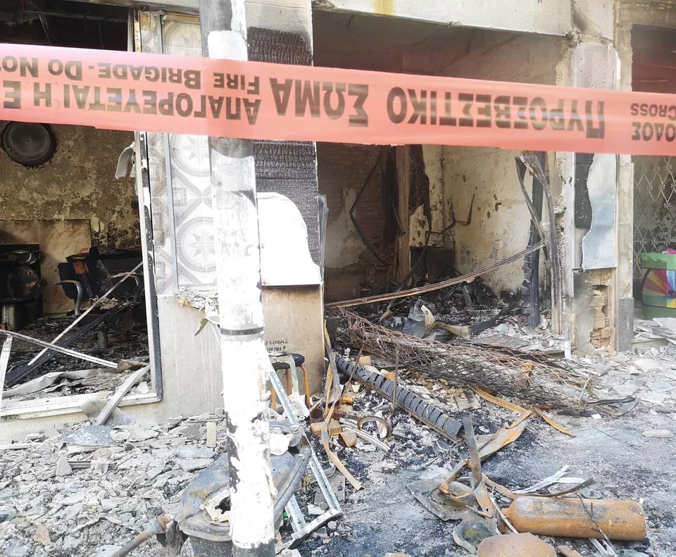 Acharnon: A doua zi după marele incendiu dintr-o clădire - Peisaj bombardat și imagini de distrugere Acharnon: A doua zi după marele incendiu dintr-o clădire - Peisaj bombardat și imagini de distrugere