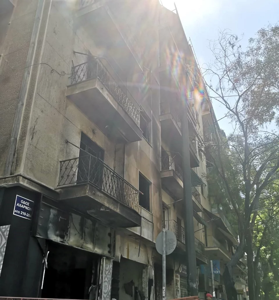 Acharnon: A doua zi după marele incendiu dintr-o clădire - Peisaj bombardat și imagini de distrugere Acharnon: A doua zi după marele incendiu dintr-o clădire - Peisaj bombardat și imagini de distrugere