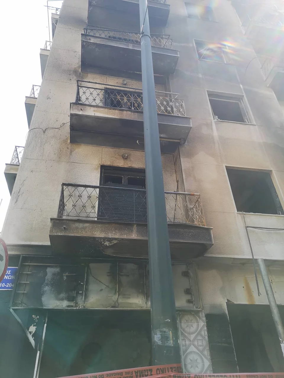 Acharnon: A doua zi după marele incendiu dintr-o clădire - Peisaj bombardat și imagini de distrugere