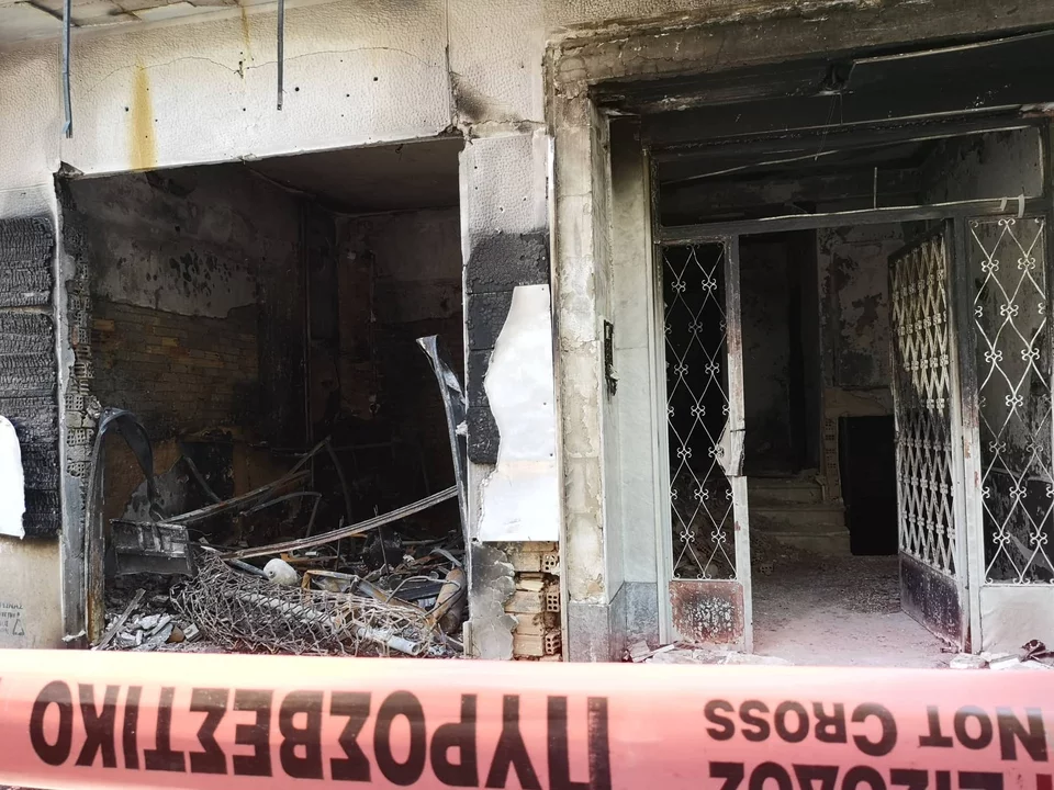 Acharnon: A doua zi după marele incendiu dintr-o clădire - Peisaj bombardat și imagini de distrugere Acharnon: A doua zi după marele incendiu dintr-o clădire - Peisaj bombardat și imagini de distrugere