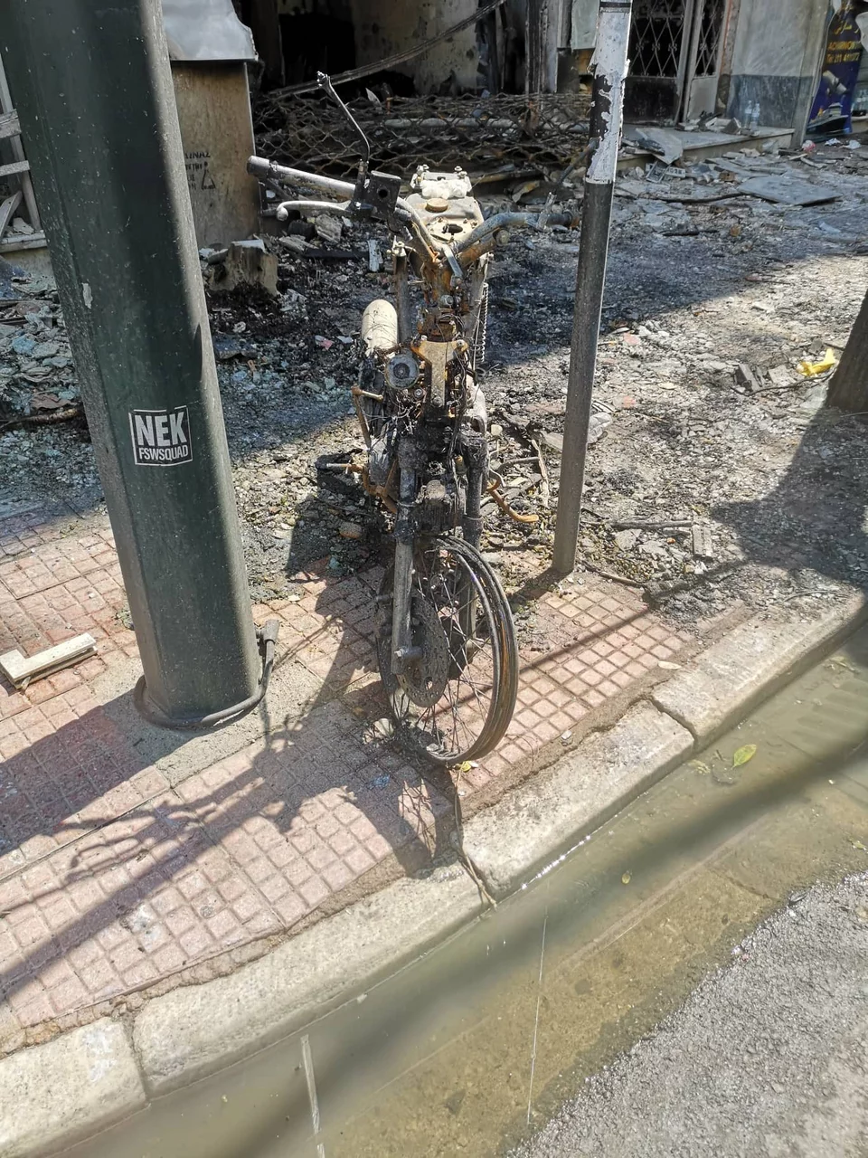 Acharnon: A doua zi după marele incendiu dintr-o clădire - Peisaj bombardat și imagini de distrugere Acharnon: A doua zi după marele incendiu dintr-o clădire - Peisaj bombardat și imagini de distrugere