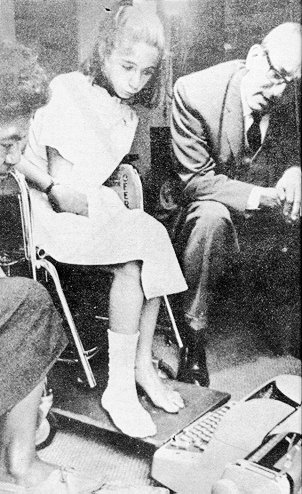 H συγγραφέας που έγραφε με το πόδι 