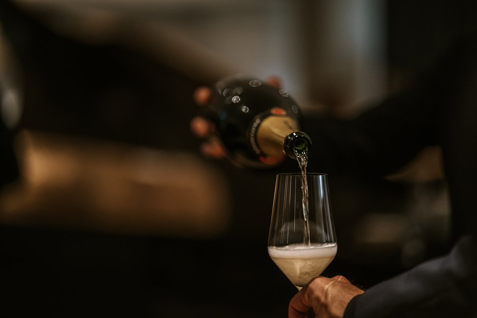 Το κρασί συμπληρώνει μοναδικά τα γευστικά πιάτα, κάνοντας ξεχωριστή την εμπειρία / Φωτογραφία: Nikos Paliopoulos Pictures 