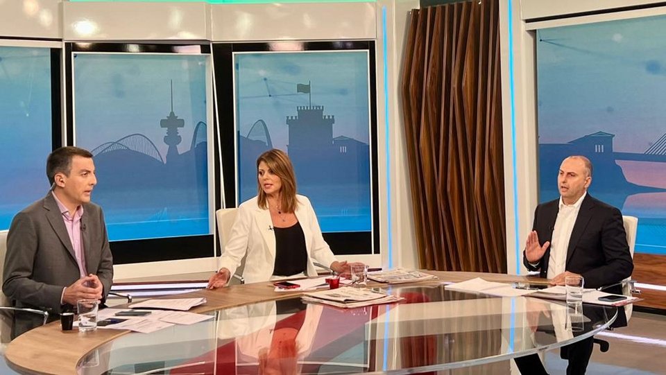 ο Υφυπουργός Υποδομών και Μεταφορών, Γιώργος Καραγιάννης στην ΕΡΤ με τον Κώστα Παπαχλιμίντζο και την Χριστίνα Βίδου 