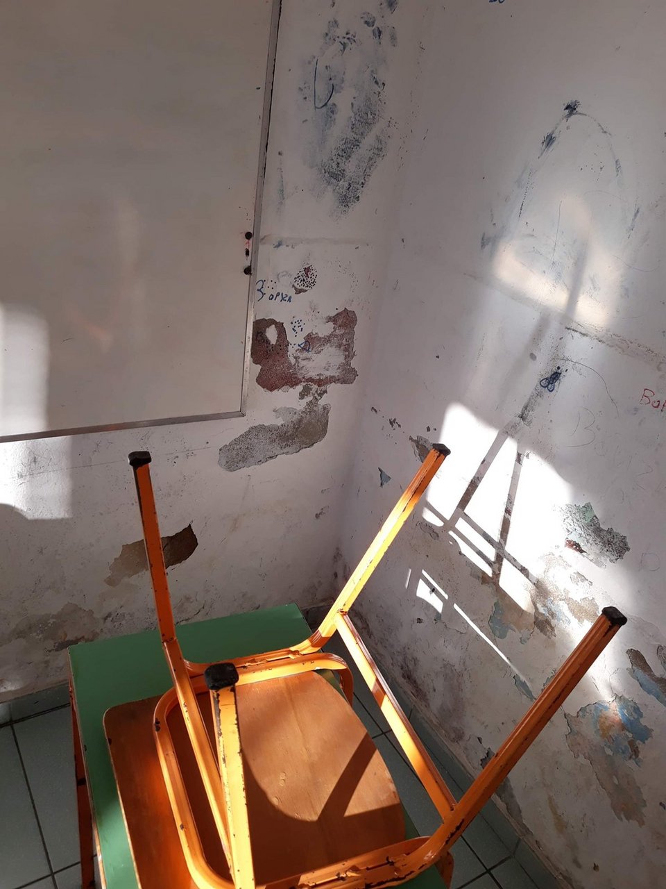 Τοίχοι γεμάτοι φθορές