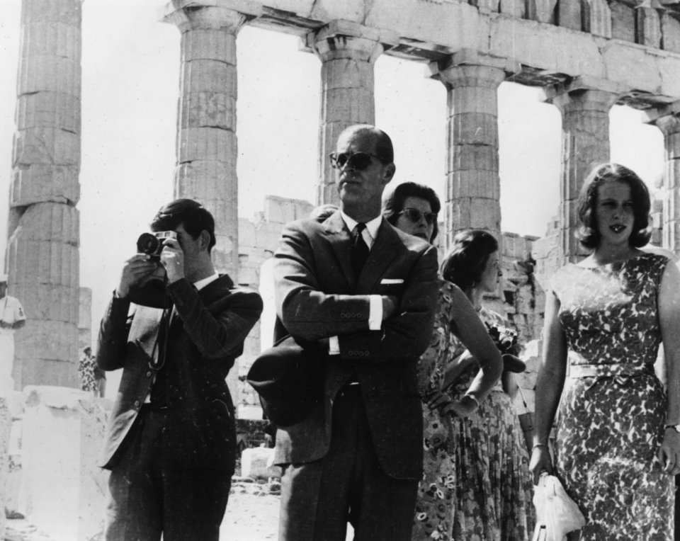 Ο Κάρολος (αριστερά) με τον δούκα του Εδιμβούργου (κέντρο) και την πριγκίπισσα Άννα) φωτογραφίζει την Ακρόπολη το 1964 -Φωτογραφία: Keystone/Hulton Archive/Getty Images