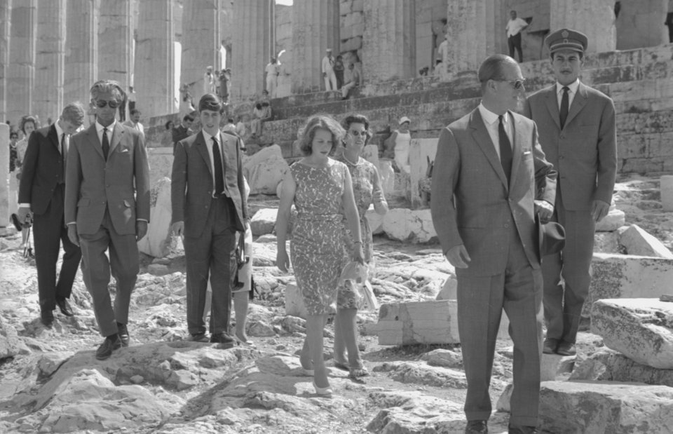 Ο πρίγκιπας Φίλιππος, ο πρίγκιπας Κάρολος, η πριγκίπισσα Άννα, ο πρίγκιπας Γεώργιος και η πριγκίπισσα Σοφία το 1964 στην Ακρόπολη -Φωτογραφία: Bob Haswell/Express/Getty Images