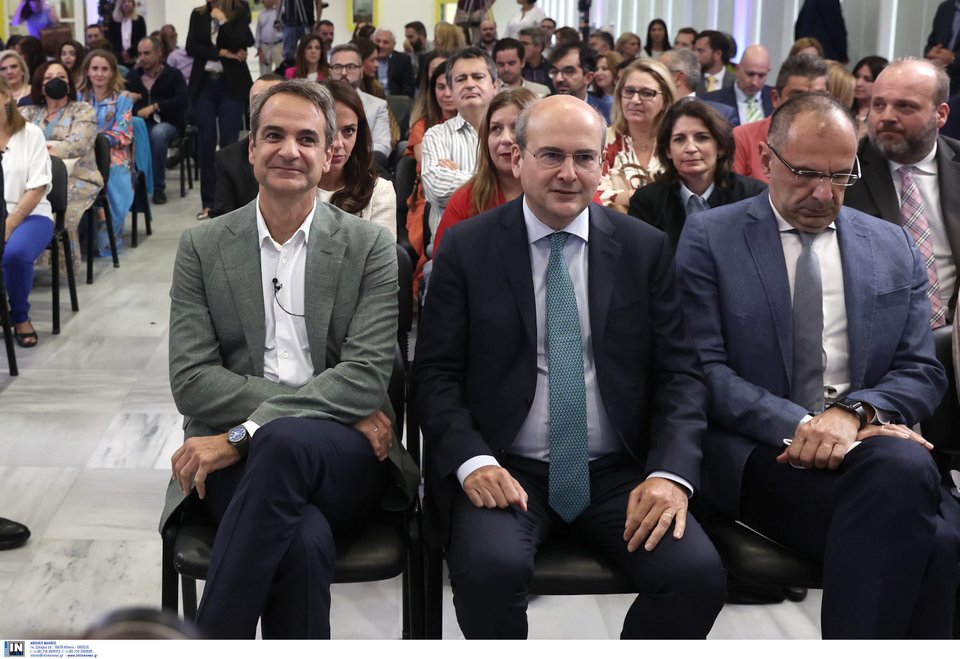 Ο πρωθυπουργός Κυριάκος Μητσοτάκης, ο υπουργός Εργασίας Κωστής Χατζηδάκης και ο υπουργός Επικρατείας Γιώργος Γεραπετρίτης στην εκδήλωση για τα ψηφιακά ΚΕΠΑ