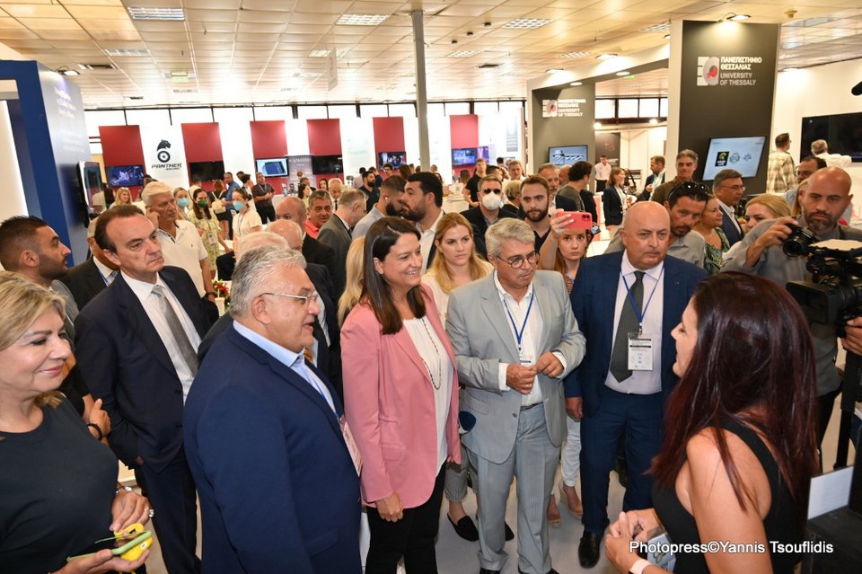 Η Νίκη Κεραμέως στο περίπτερο του ΑΠΘ στη ΔΕΘ / Γιάννης Τσουφλίδης 