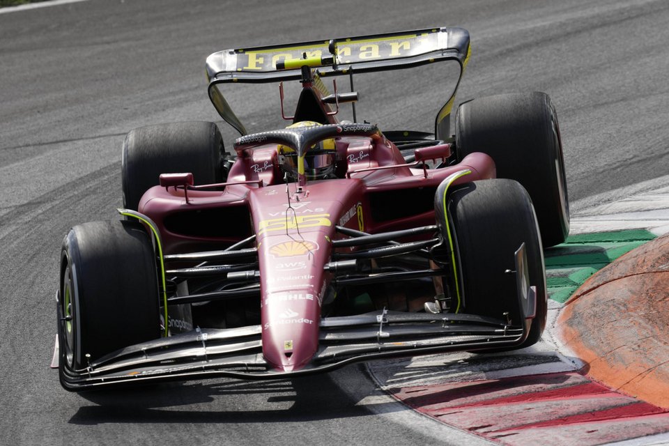 Η Ferrari όπως θα εμφανιστεί στο γκραν πρι της Μόντσα, στα 100ά γενέθλια της πίστας / AP Photo/Antonio Calanni